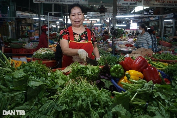 Sau mưa lũ, cầm 100.000 đồng đi chợ mua được mỗi mớ cải xanh, rau thơm