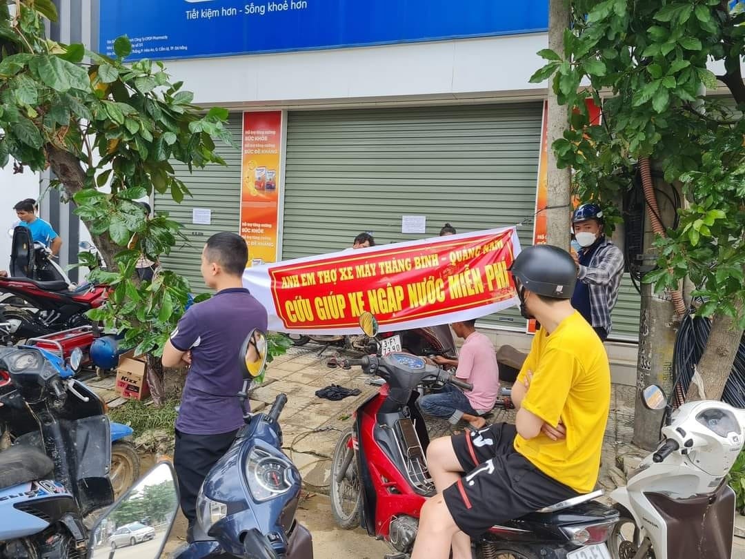 Nhóm thợ Quảng Nam nghỉ làm, tới Đà Nẵng sửa xe miễn phí giúp dân