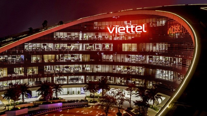 Viettel là doanh nghiệp nộp thuế lớn nhất Việt Nam Trường Thịnh Thứ ba, 18/10/2022 - 12:30 0:00/0:00 Nữ miền Bắc (Dân trí) - Tổng cục Thuế, Bộ Tài chính, vừa công bố Tập đoàn Công nghiệp - Viễn thông Quân đội (Viettel) đứng đầu danh sách 1.000 đơn vị nộp thuế thu nhập doanh nghiệp lớn nhất năm 2021. Đây là năm thứ 6 liên tiếp Viettel giữ vị trí cao nhất trong danh sách các doanh nghiệp nộp thuế thu nhập doanh nghiệp lớn nhất Việt Nam (V1000). Viettel là tập đoàn, tổng công ty Nhà nước và là doanh nghiệp công nghệ viễn thông và duy nhất góp mặt trong top 10 của danh sách này. Trụ sở của Tập đoàn Công nghiệp - Viễn thông Quân đội (Ảnh: Viettel). Giai đoạn 2015-2021, Viettel đã đóng góp khoảng 268.000 tỷ đồng vào ngân sách nhà nước, gấp hơn 5 lần dự toán chi ngân sách Nhà nước cho hoạt động khoa học và công nghệ năm 2021. Trong những năm qua, Viettel thực hiện các bước chuyển dịch chiến lược, tập trung đẩy nhanh các hoạt động chuyển đổi số và chuyển dịch thành công từ một doanh nghiệp viễn thông thuần túy (telco) thành một nhà cung cấp dịch vụ số (techco). Viettel hình thành 6 lĩnh vực nền tảng của xã hội số, gồm: Hạ tầng số, giải pháp số, tài chính số, nội dung số, an ninh mạng và sản xuất công nghệ cao. Hết năm 2021, Viettel có hơn 40.000 lao động và có kết quả kinh doanh tốt nhất trong ngành với doanh thu đạt hơn 270.000 tỷ đồng, lợi nhuận đạt hơn 40.000 tỷ đồng, nộp ngân sách gần 32.000 tỷ đồng. Giá trị thương hiệu Viettel tăng 32 bậc với giá trị 6,06 tỷ USD, đứng thứ 325 toàn cầu.