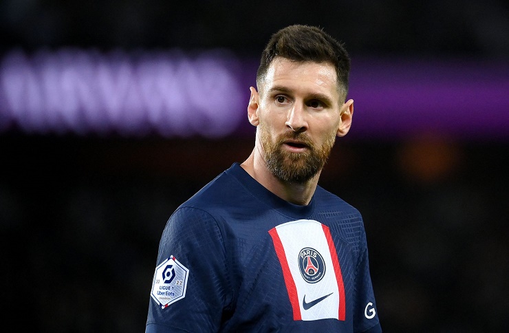 Hành động gây tranh cãi của Messi khi Barca gặp khó