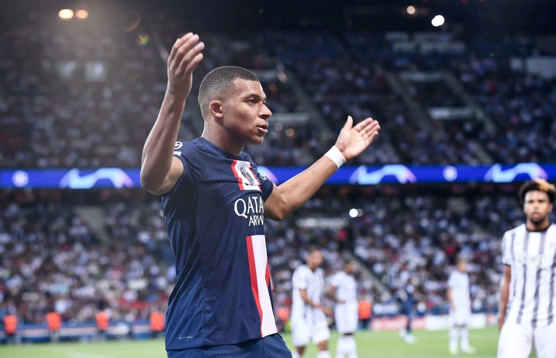 Sự kiêu ngạo khiến Mbappe tụt lại so với Haaland