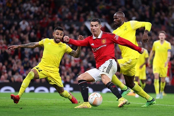 Ronaldo ghi bàn trong trận thắng 3-0 của Man United