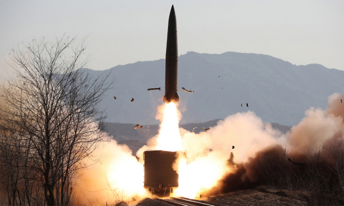 Triều Tiên lại bắn tên lửa đạn đạo, Nhật Bản yêu cầu dân trú ẩn