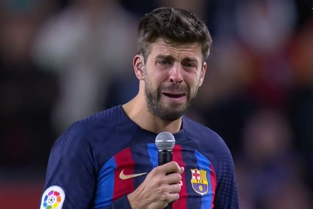 Pique khóc trong ngày chia tay Barca
