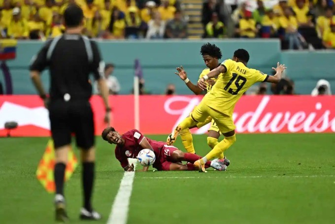 Qatar thua trận khai mạc World Cup 2022
