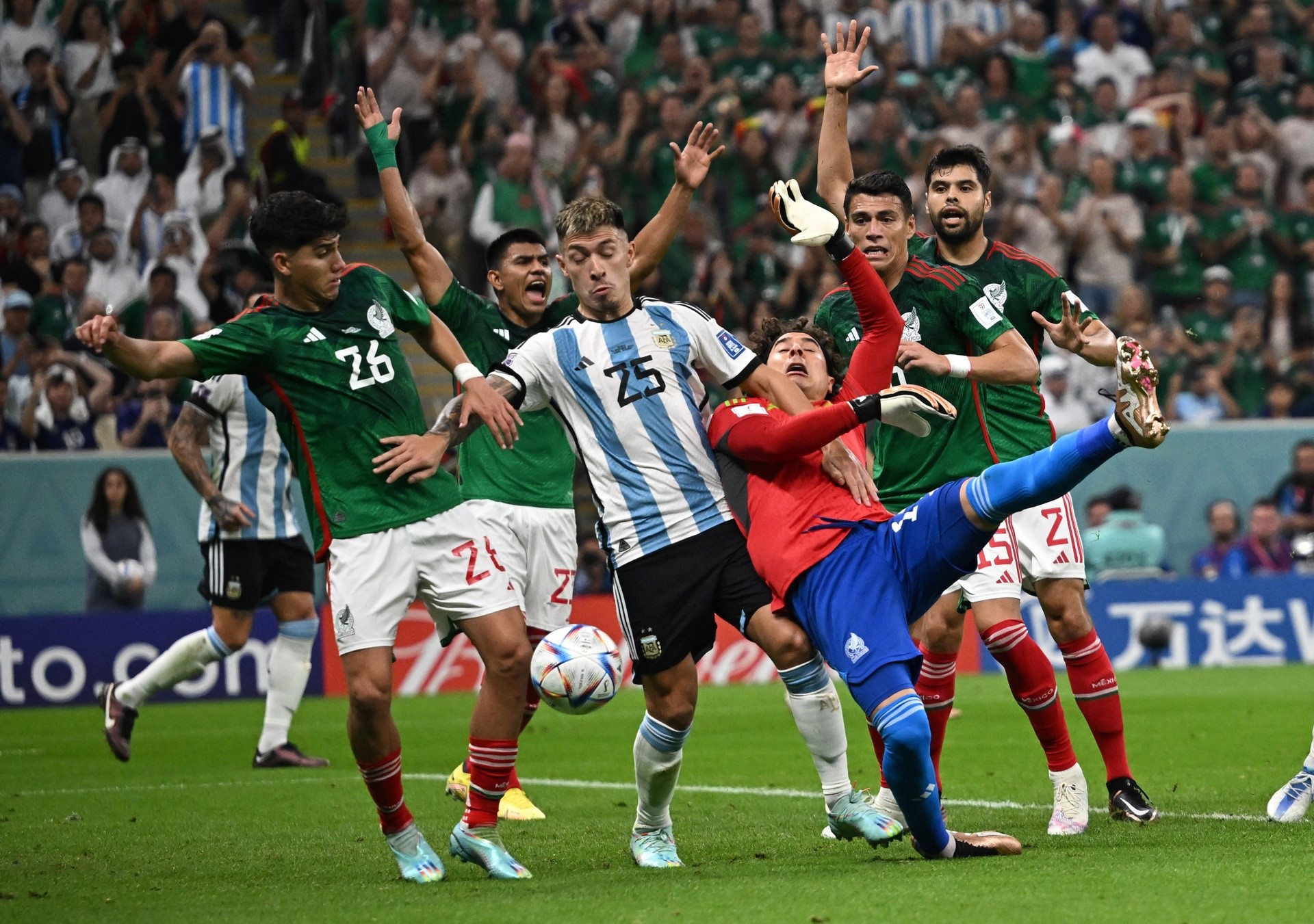 Messi ghi bàn và kiến tạo trong trận thắng 2-0 của Argentina