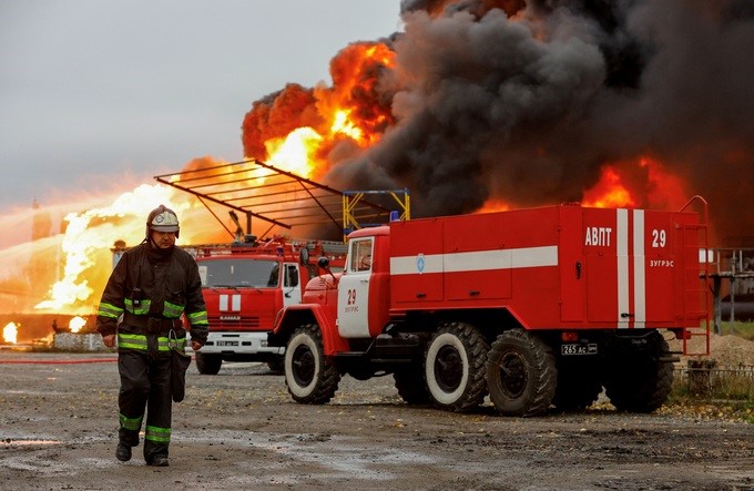 Trúng pháo kích Ukraine, kho nhiên liệu lớn của Nga bốc cháy dữ dội