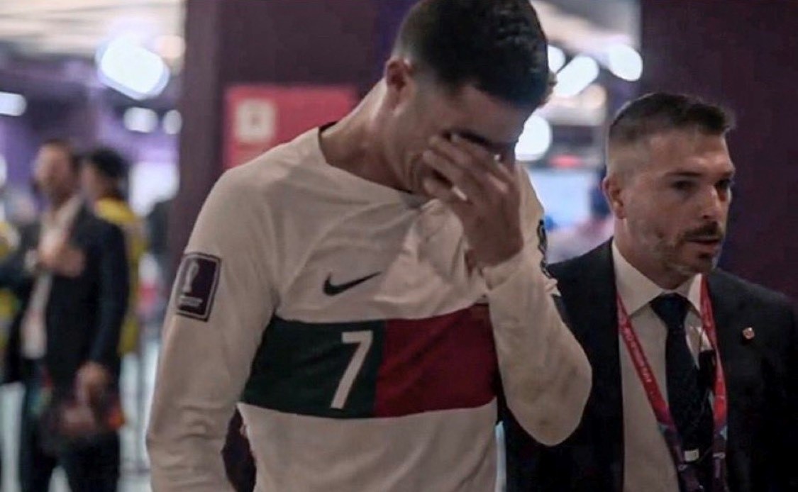 Ronaldo khóc khi Bồ Đào Nha bị loại