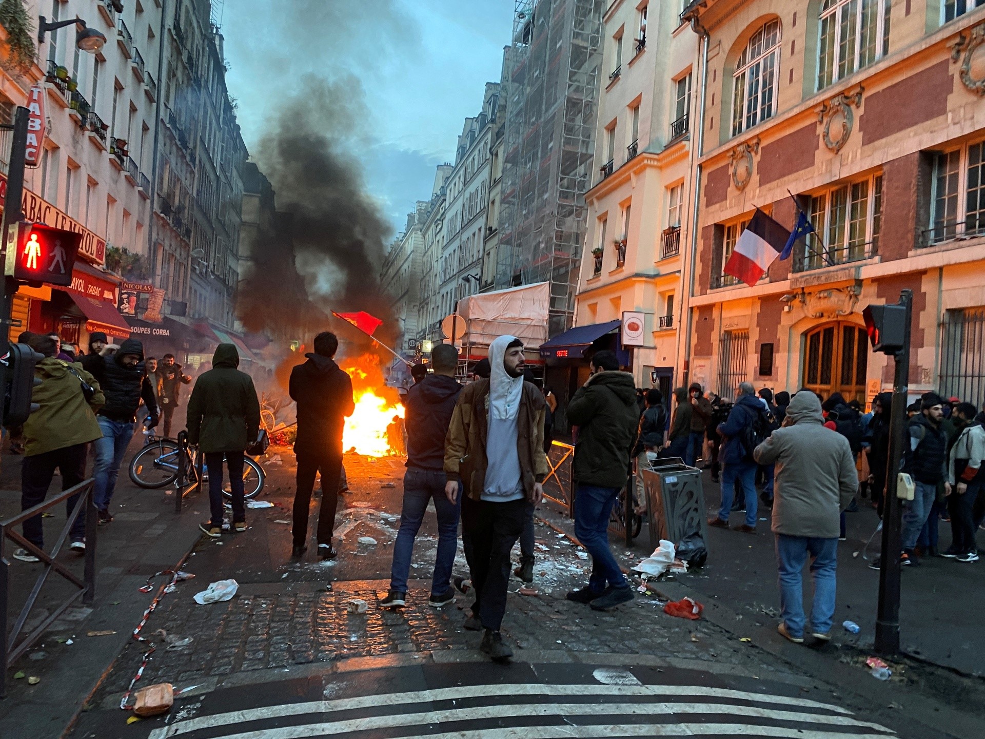 Chuyện gì đang xảy ra tại Paris