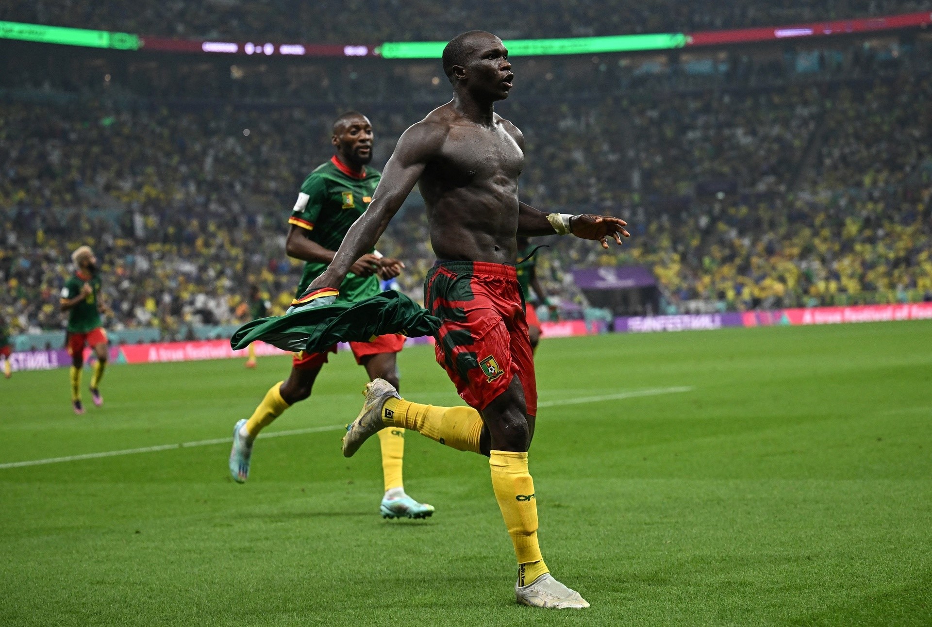 Brazil thua Cameroon ở phút 90+2