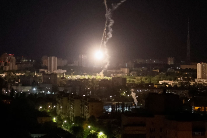 Nga tập kích tên lửa trong đêm, còi báo động vang khắp Kiev