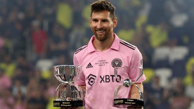 Lionel Messi ẵm hai danh hiệu cá nhân, lập hàng loạt kỷ lục vĩ đại