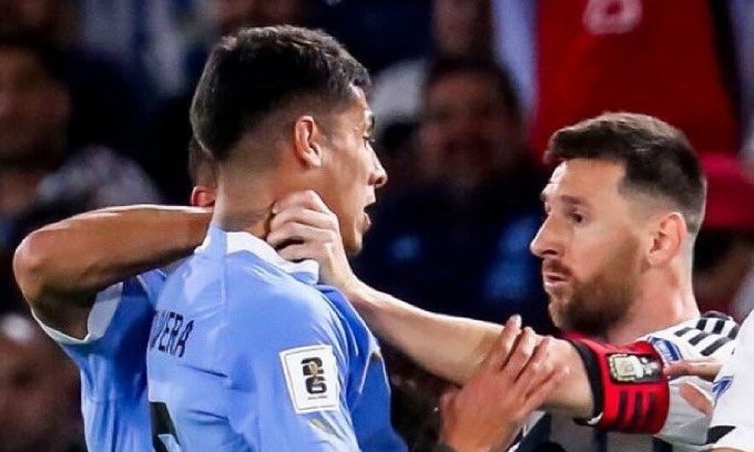 Messi túm cổ cầu thủ Uruguay