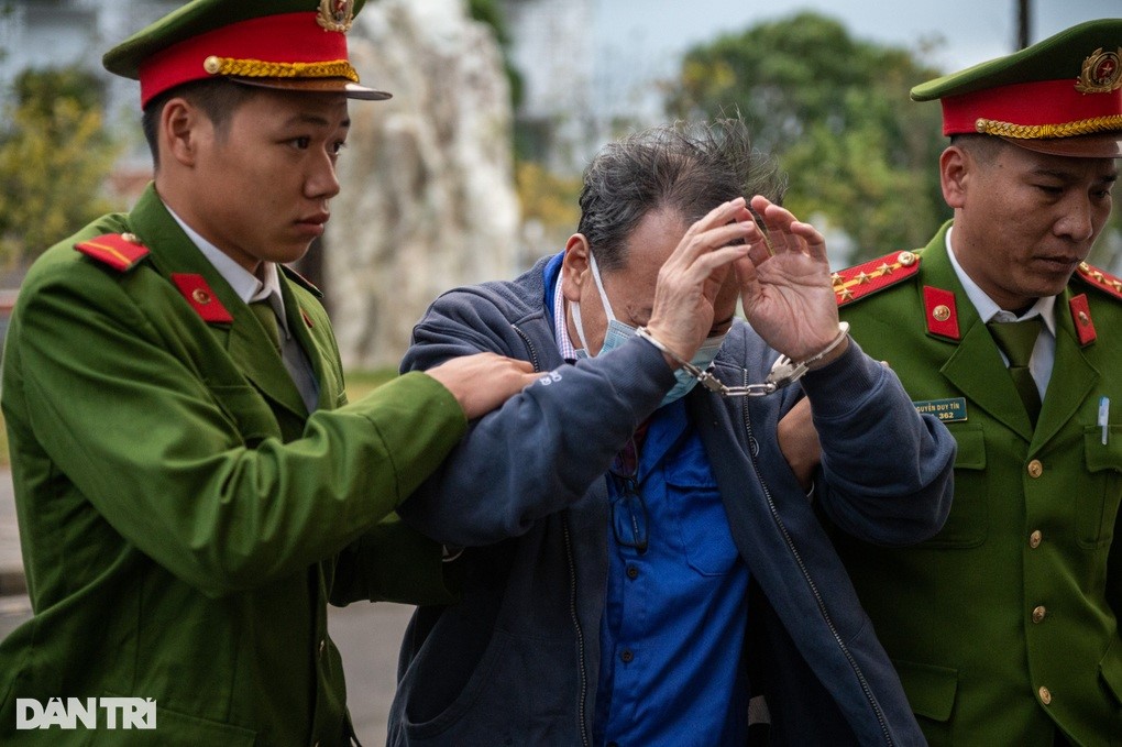 Cựu GĐ CDC Bắc Giang được tặng 2 sổ tiết kiệm vì "chống dịch như sắp điên"