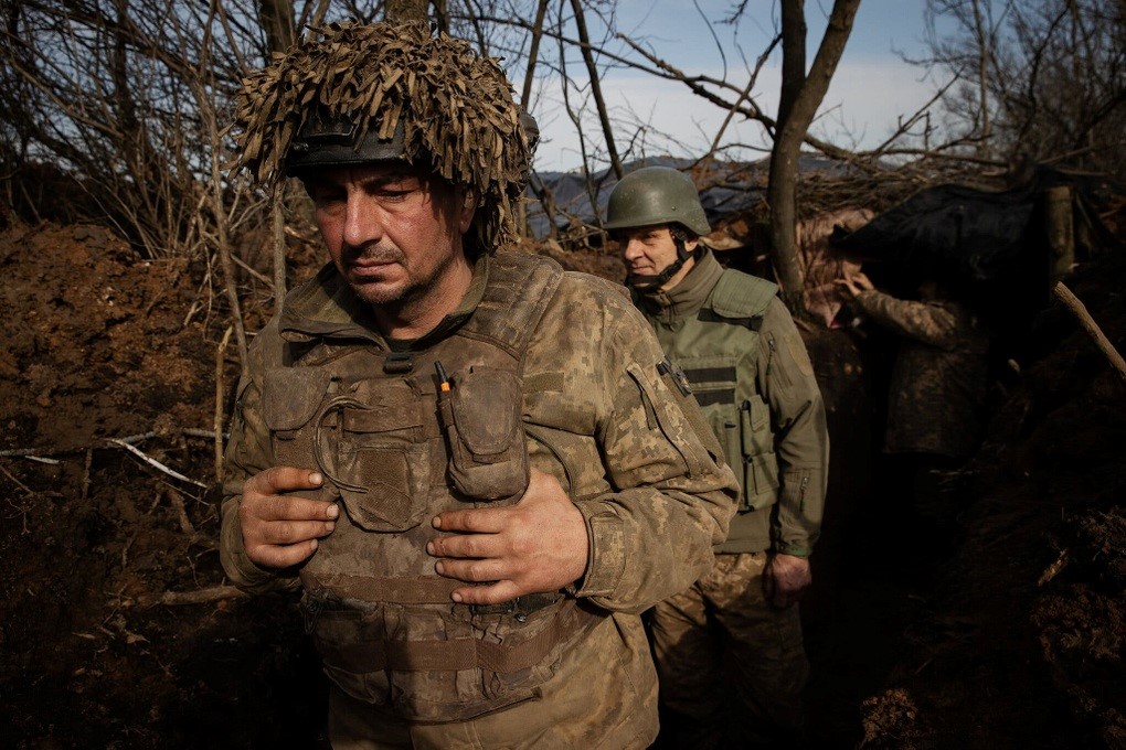 Nga cắm cờ ở thành trì chiến lược, Ukraine rút quân khỏi điểm nóng