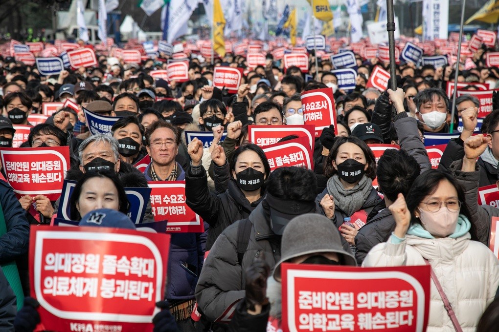 Giáo sư y khoa khắp Hàn Quốc sẽ nộp đơn từ chức để ủng hộ bác sĩ đình công