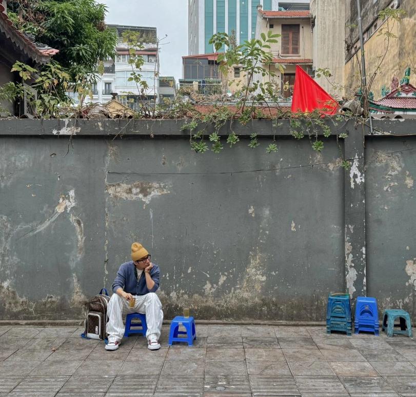 Ngồi trà đá vỉa hè, Sơn Tùng M-TP vẫn diện đồ có giá gần một tỷ đồng